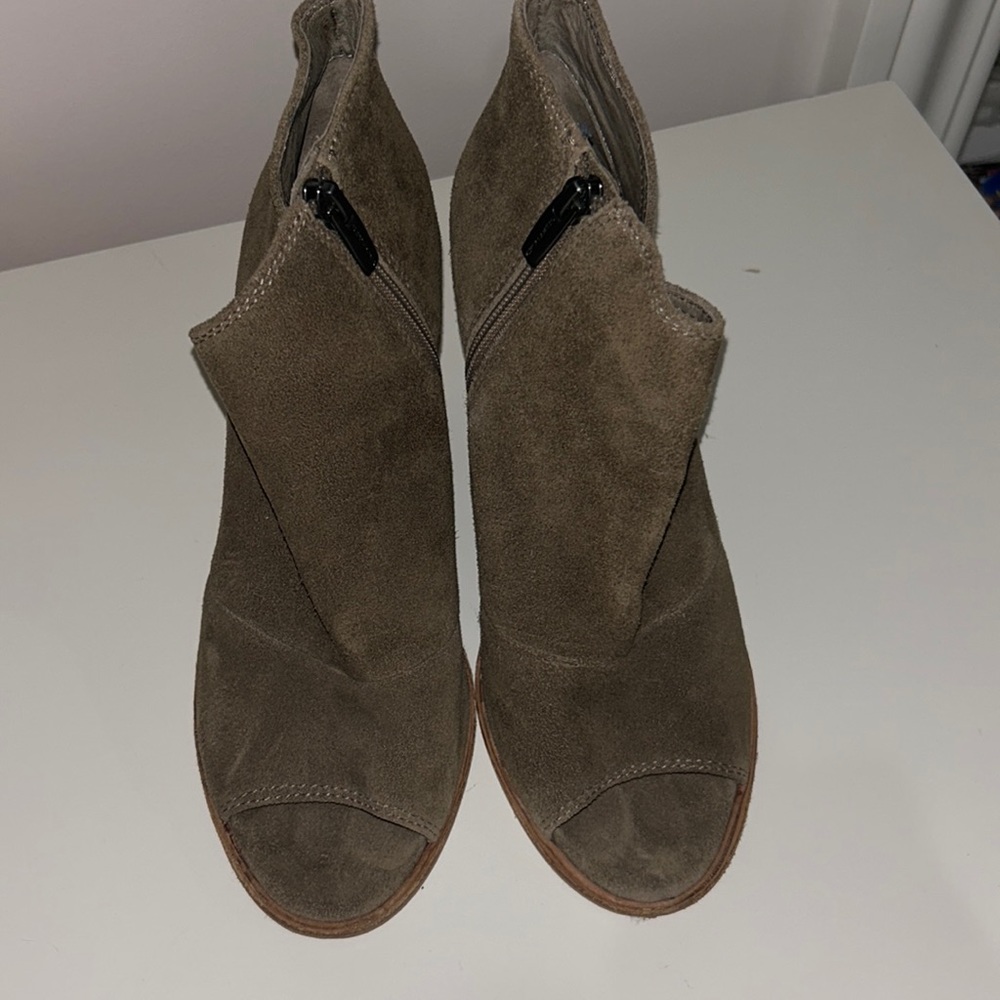 Vince camuto green suede open toe booties women’s size 8/38